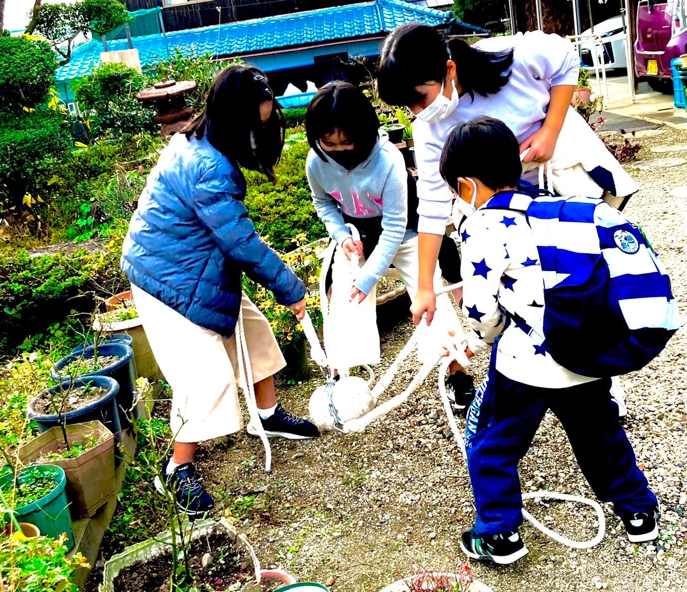 亥の子（岡山県奈義町の高円山口地区）で石を打ちつける様子