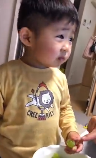 シャインマスカットだと思って食べたら、ミニトマトで違和感を感じた表情をしている（k.tfarmさんより提供）