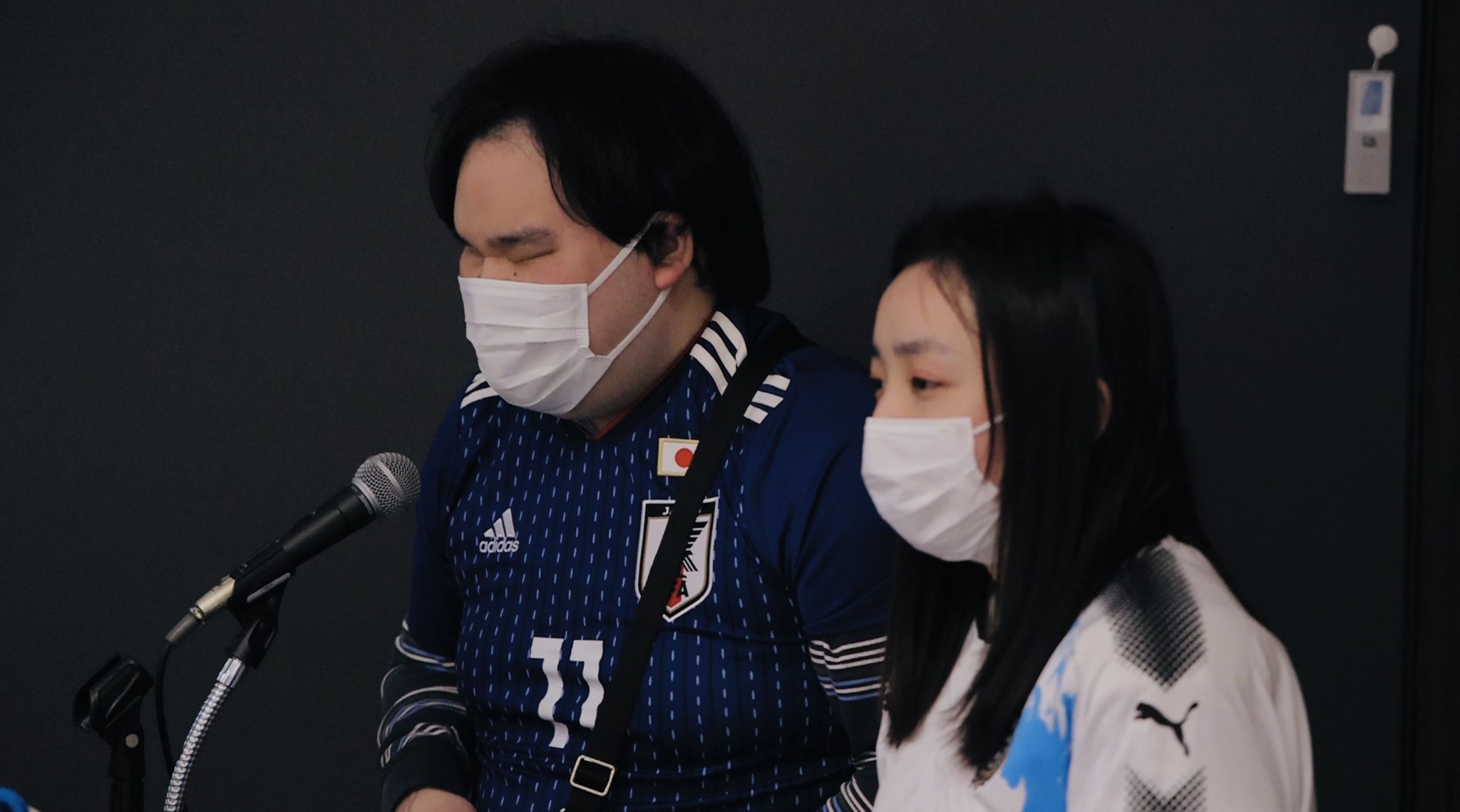 11人制eサッカースタジアム(協力川崎フロンターレ)において、コールリーダーとして応援の舵を取る様子（株式会社ePARAより提供）