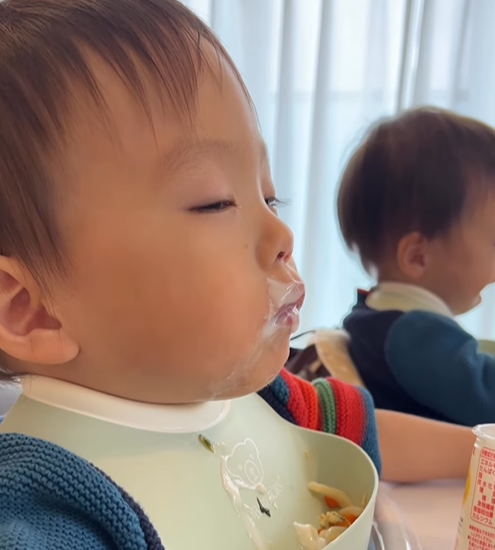 うとうとするあきと君（@channel_momo322さんより提供）