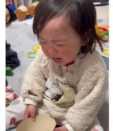 再びパッドが落ちると大泣き（＠chissya_ppaさんより提供）