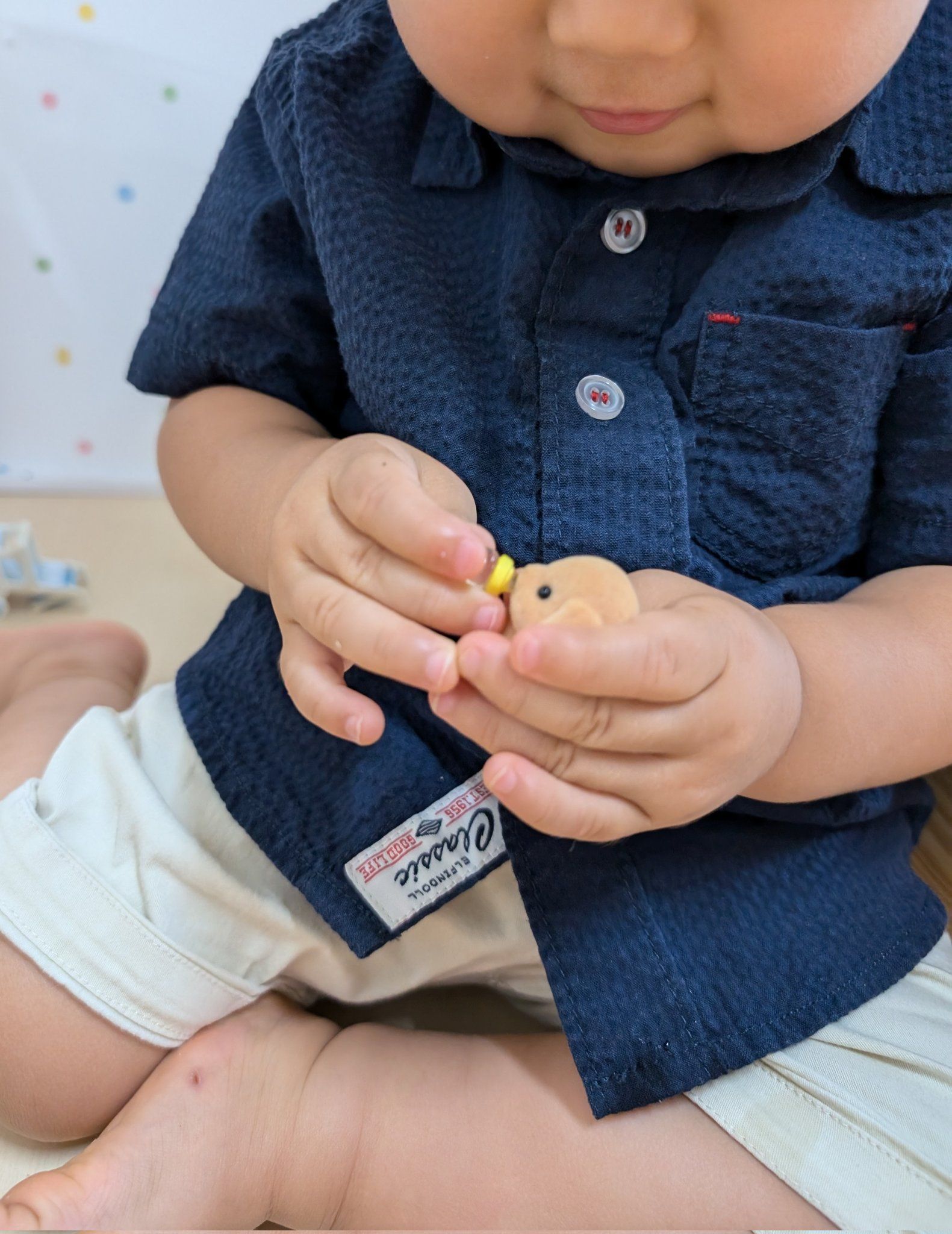 お人形にミルクをあげる息子さん（@11maru17さんより提供）